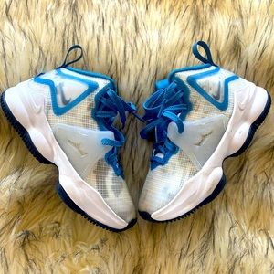 NIKE Kids Lebron 19